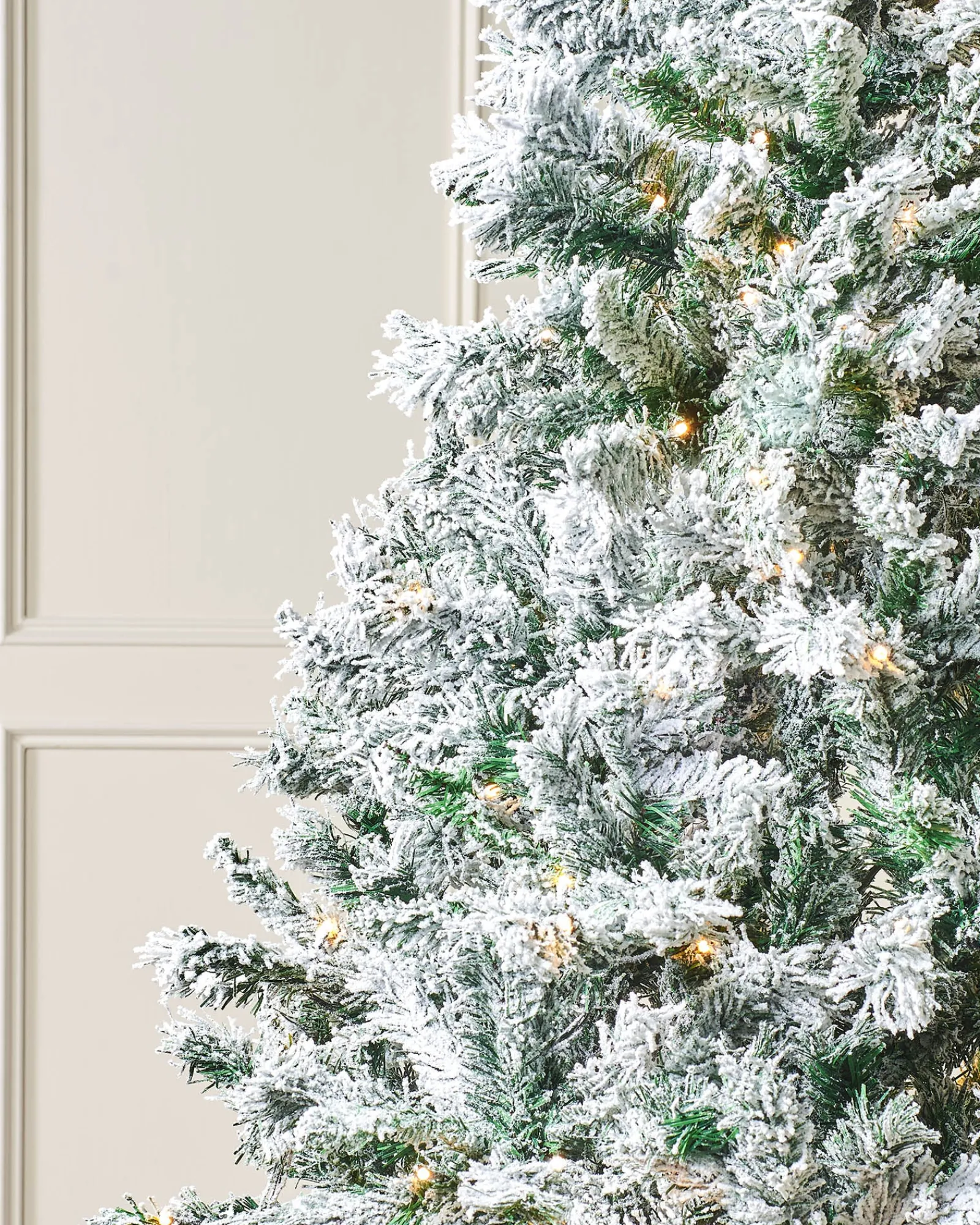 WeRChristmas Pre-Lit Snow Flocked Mixed Pine Christmas Tree, 6 Ft