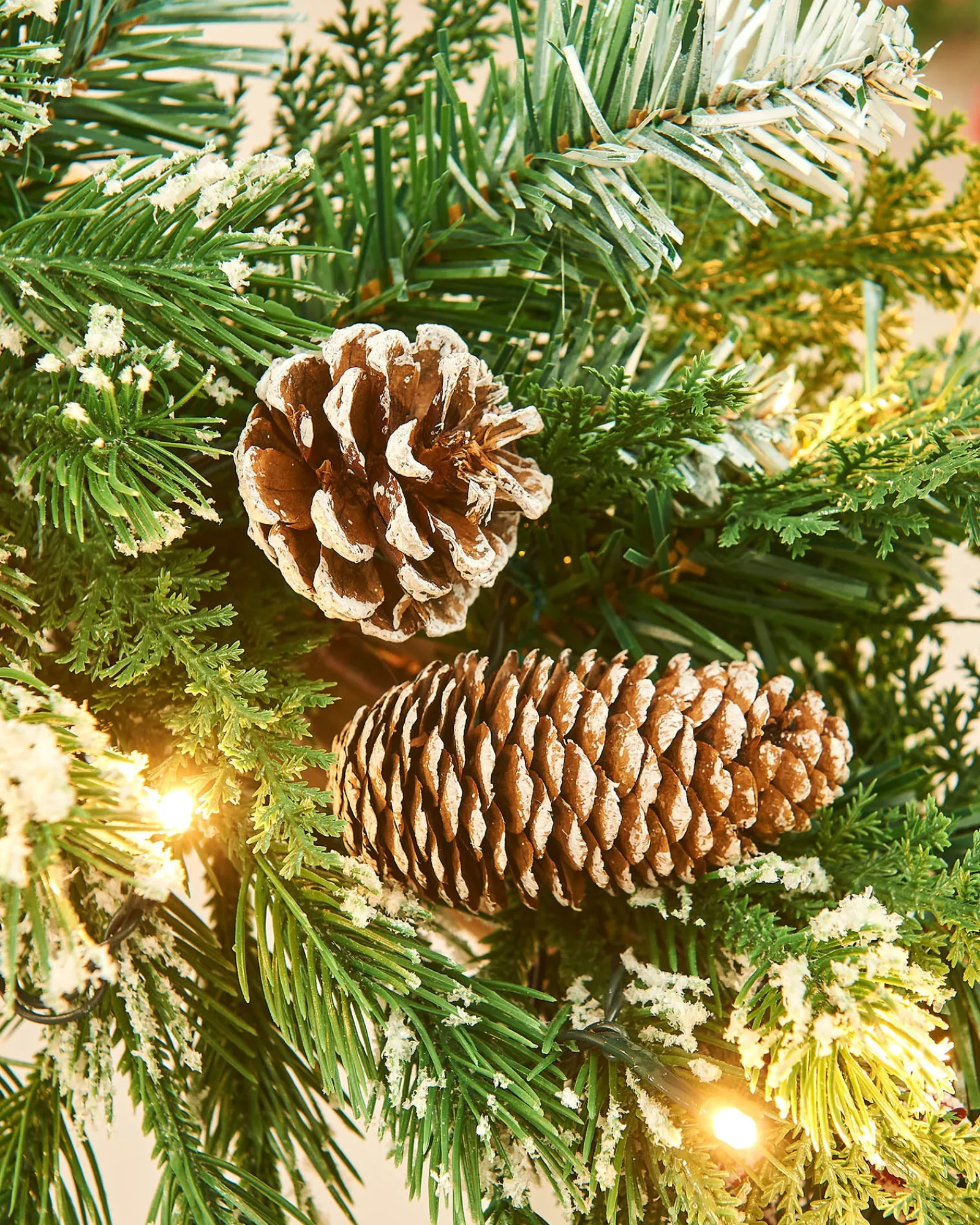 WeRChristmas Pre-Lit Snow Flocked Mixed Tip Garland, 9 Ft