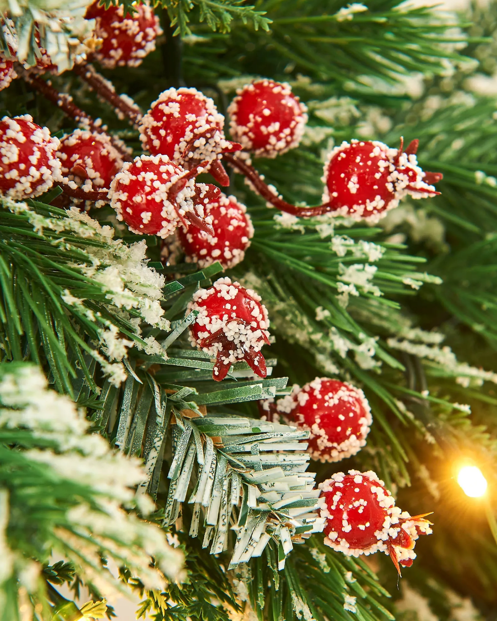 WeRChristmas Pre-Lit Snow Flocked Mixed Tip Garland, 9 Ft