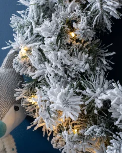 WeRChristmas Pre-Lit Snow Flocked Spruce Wreath, 60 Cm