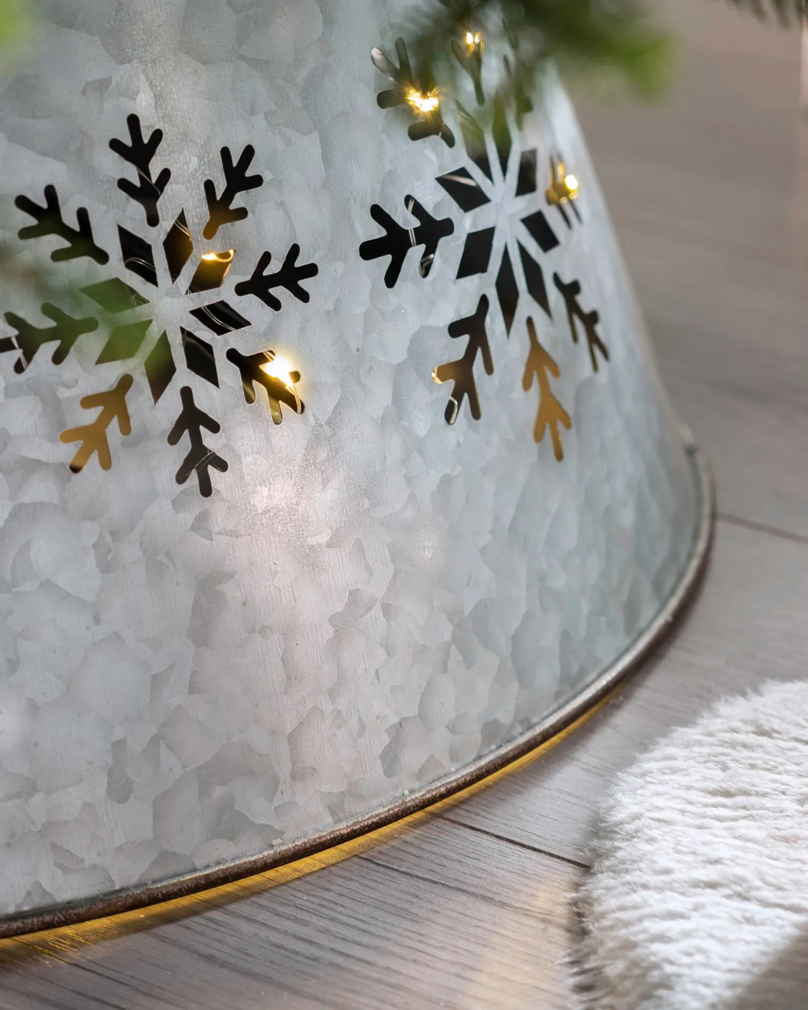 WeRChristmas Pre-Lit Snowflake Tree Collar, 55 Cm