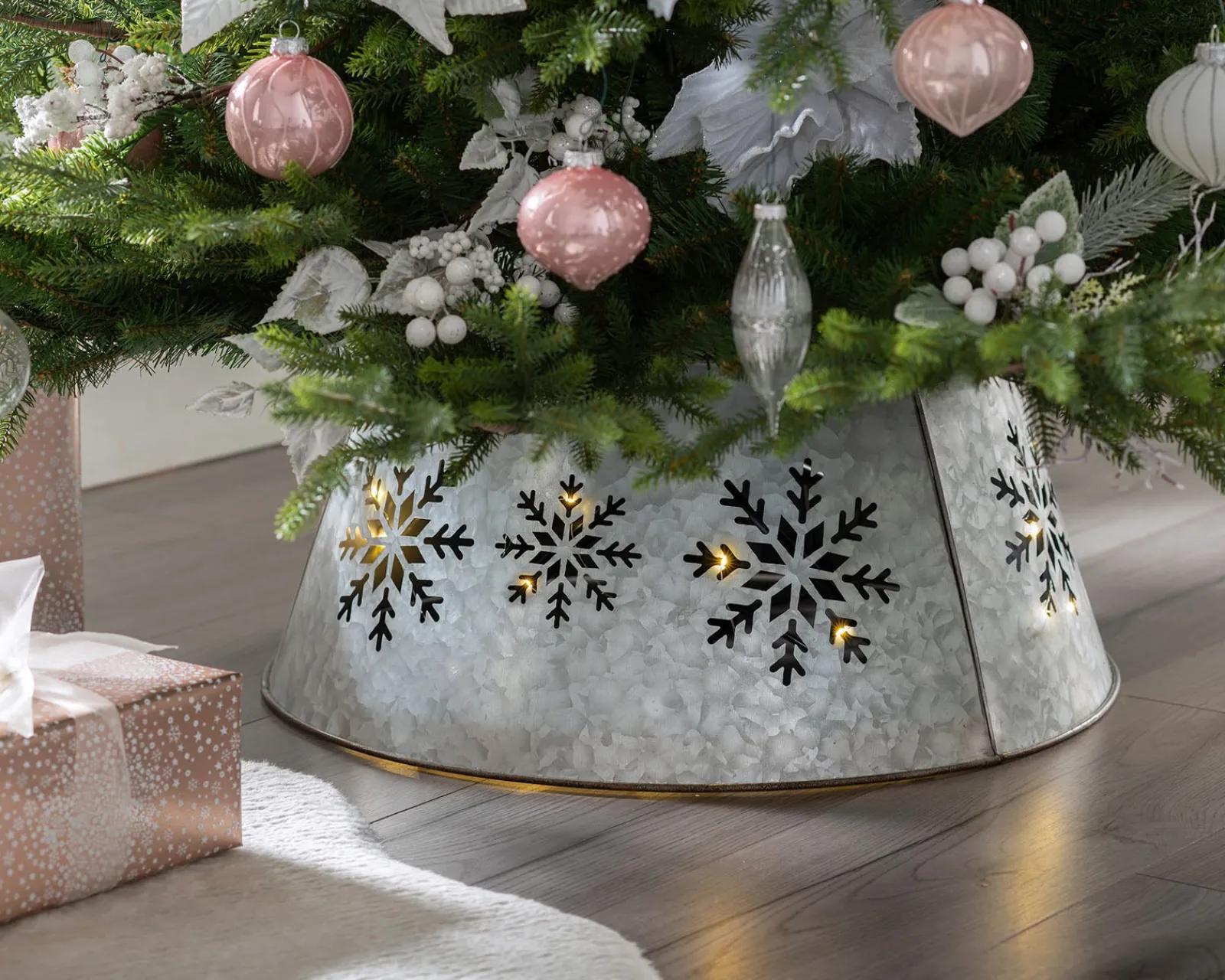 WeRChristmas Pre-Lit Snowflake Tree Collar, 55 Cm