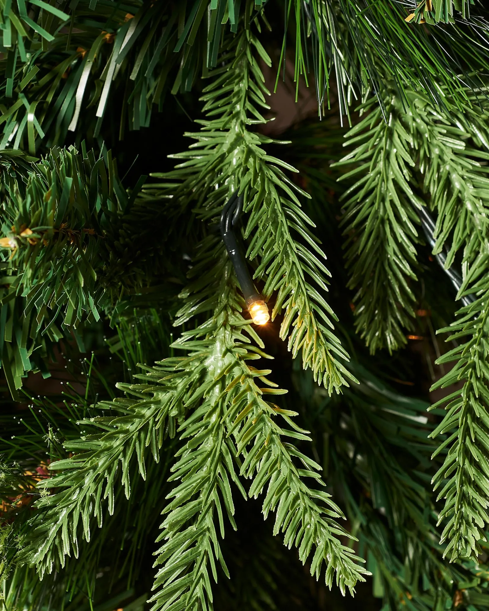 WeRChristmas Pre-Lit Victorian Mixed Tip Berries & Pinecones Christmas Tree, 5 Ft
