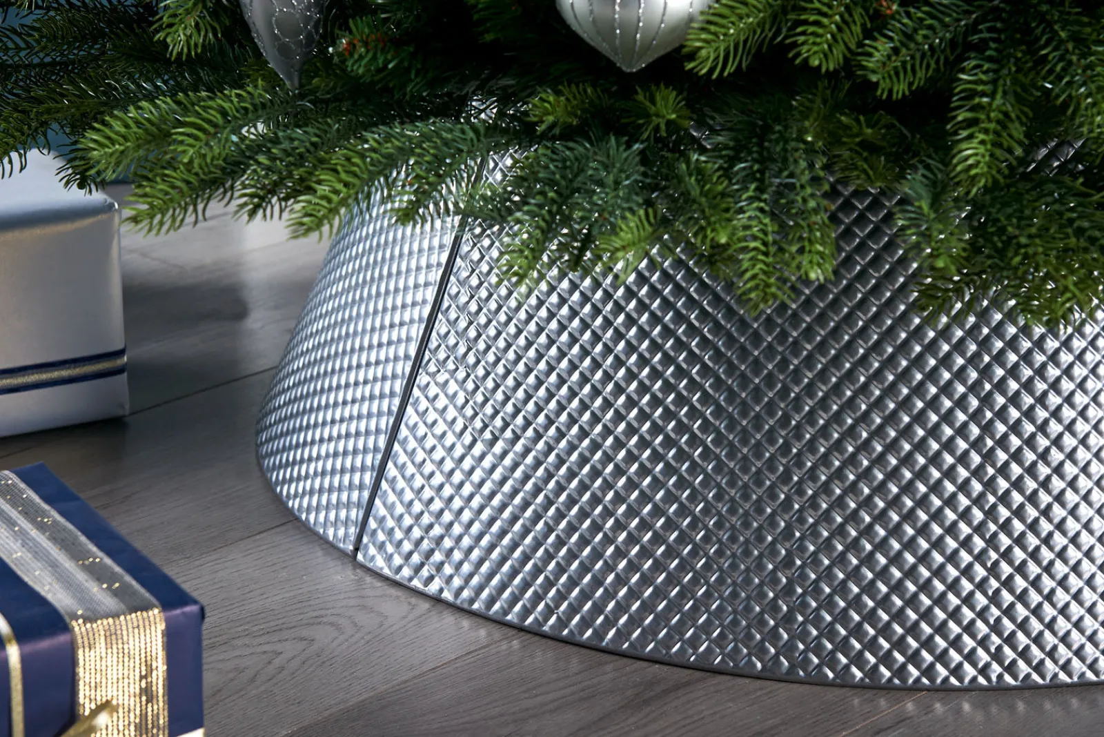 WeRChristmas Quilted Metal Tree Collar, Silver, 71 Cm