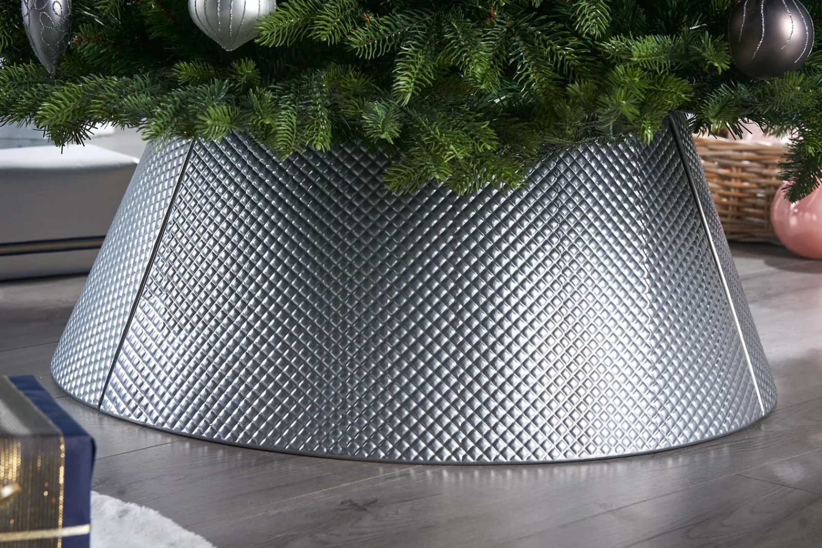 WeRChristmas Quilted Metal Tree Collar, Silver, 71 Cm