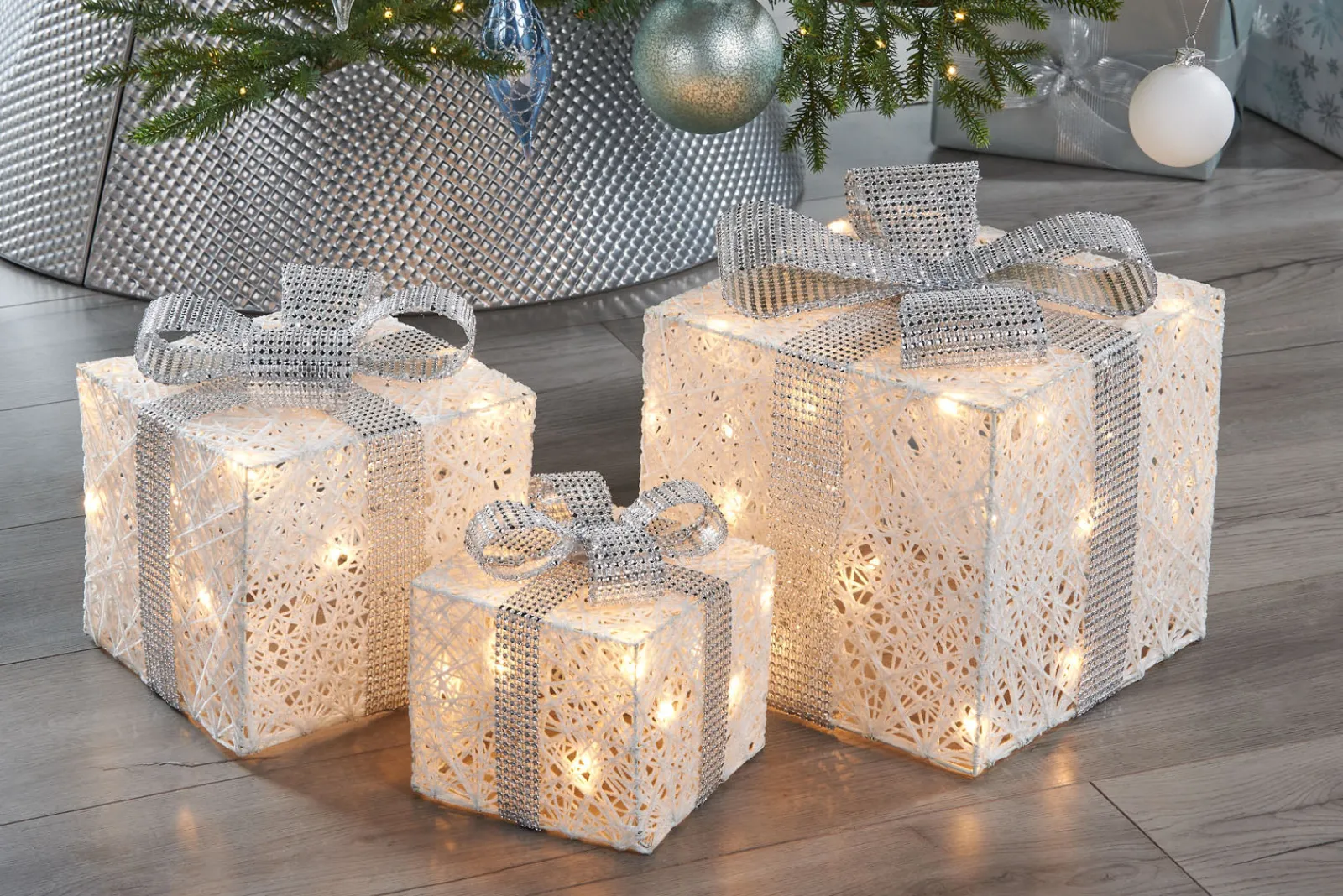 WeRChristmas Set Of 3 Pre-Lit Gift Boxes, White, 25 Cm