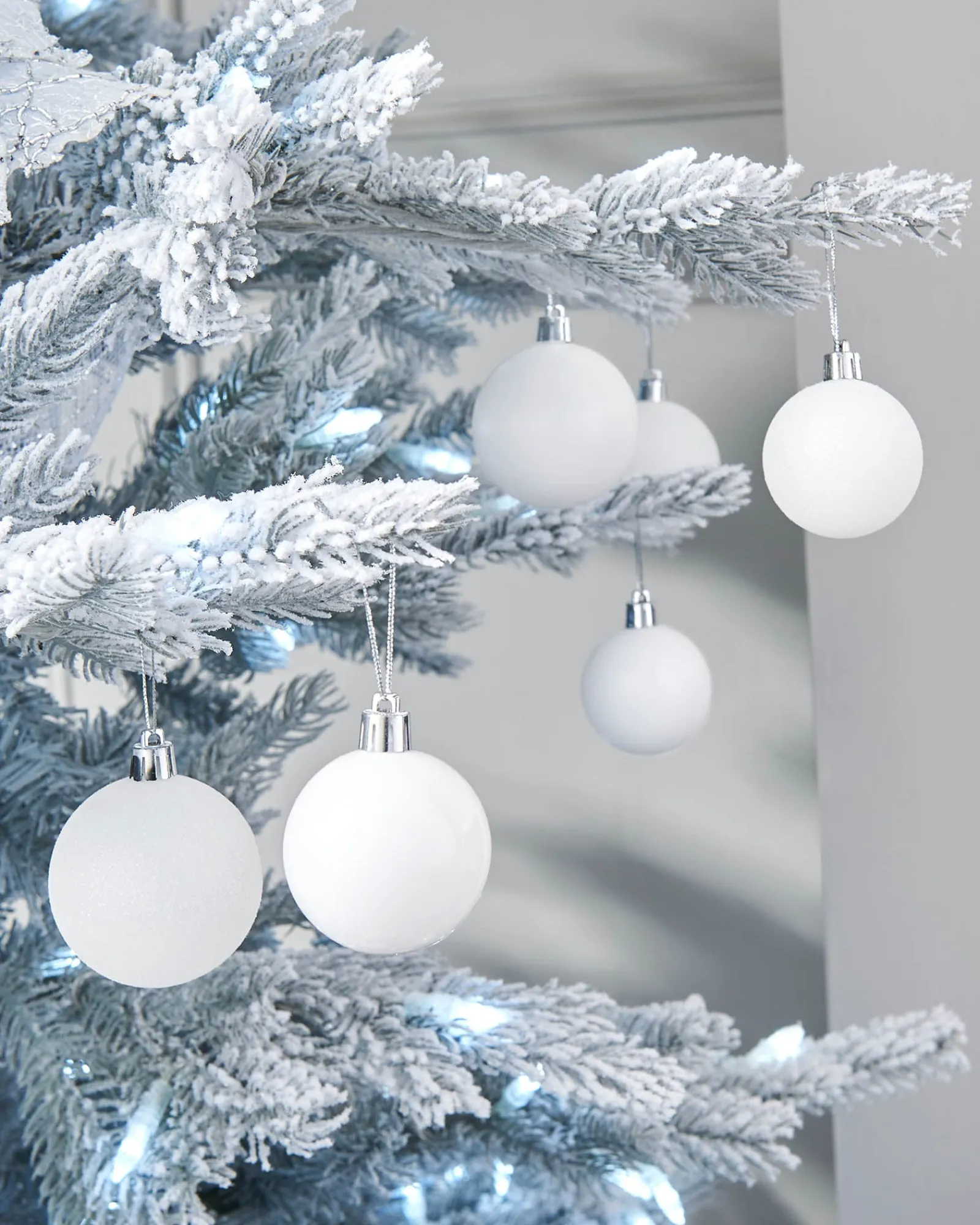 WeRChristmas White Shatterproof Bauble, 50 Pack