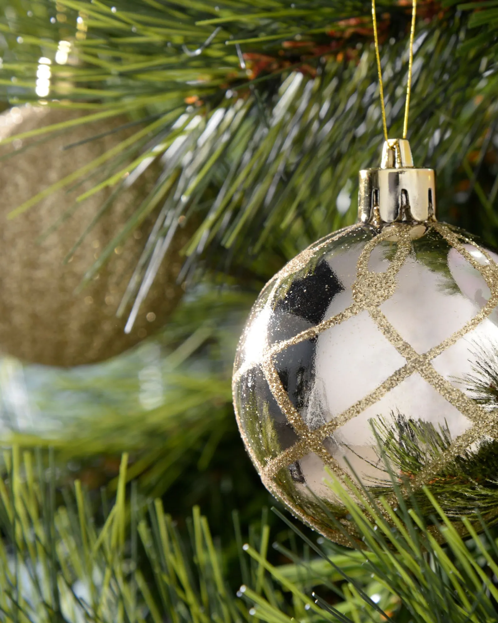 WeRChristmas White/Gold Shatterproof Baubles, 48 Pack, 6 Cm